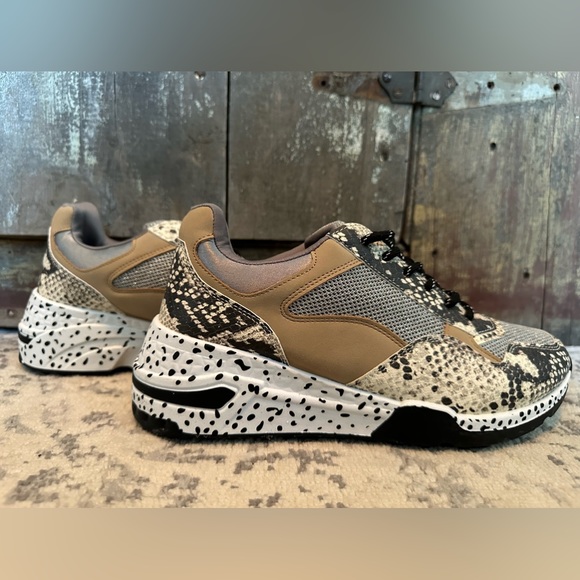 Steve Madden Shoes - Women’s STEVE MADDEN Size 10 Sneakers 🖤🤎🤍